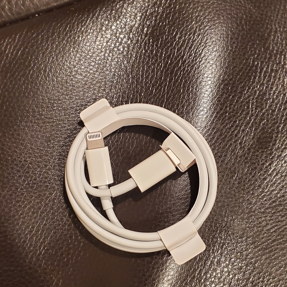 2 Apple USB -C Lighting